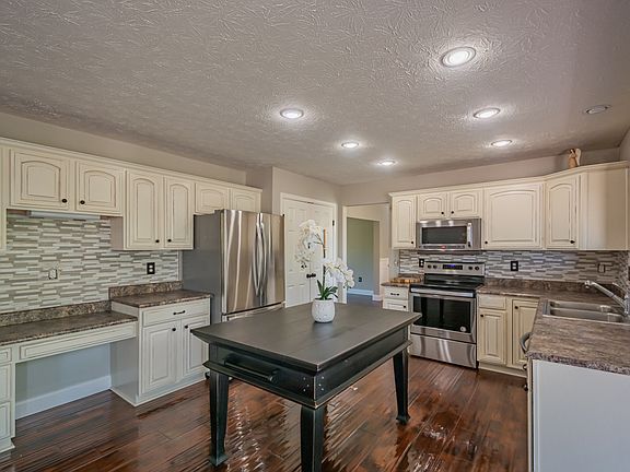 3rd image of 124 Tartan Dr