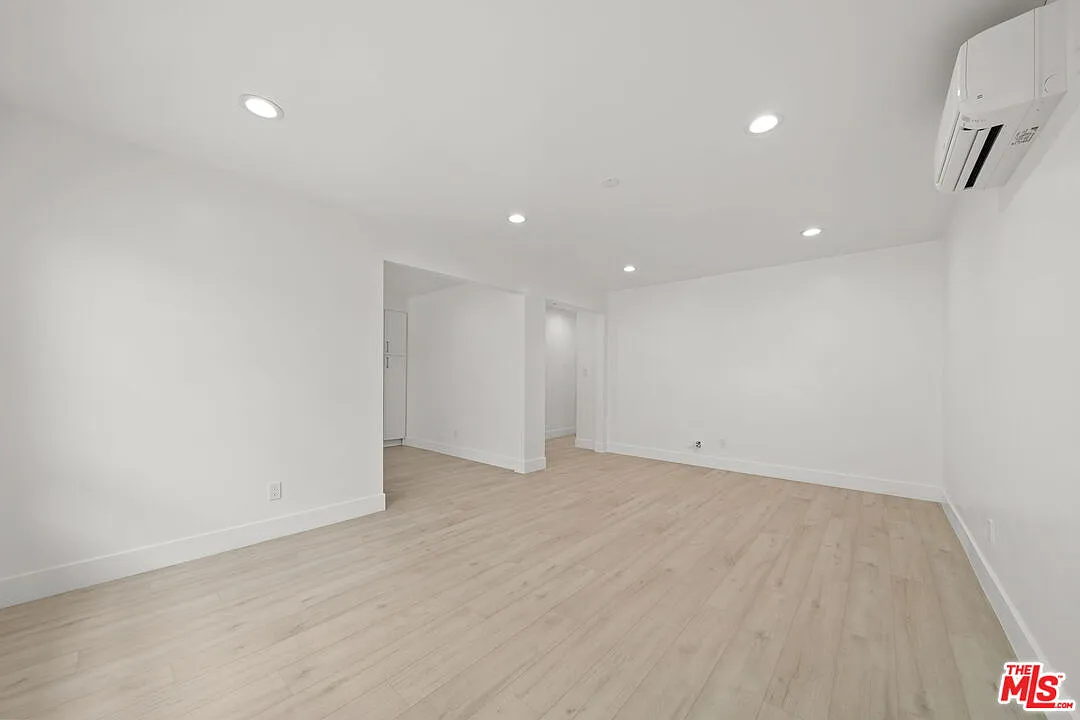 2 bed, 2.0 bath, 1000 sqft, $3,600 — Photo 4