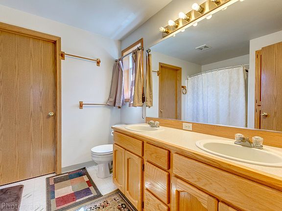 5th image of 16209 NE 33rd St