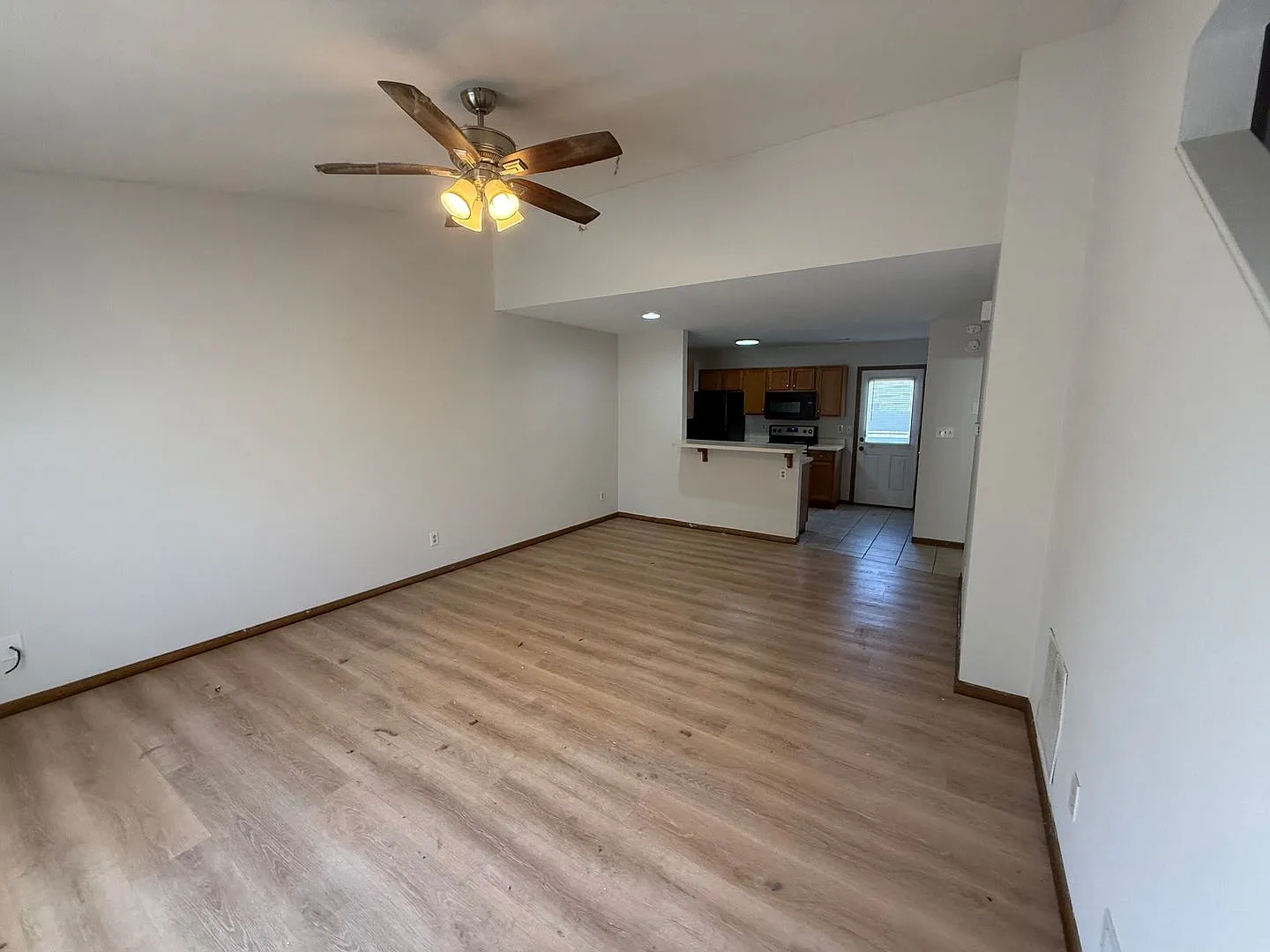 Super cute 3 bedroom duplex — Photo 2
