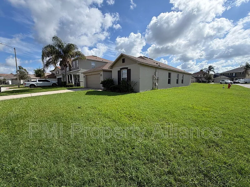3 bed, 2.0 bath, 1896 sqft, $1,998 — Photo 2