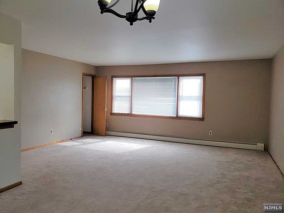 4th image of 469 Hickory St