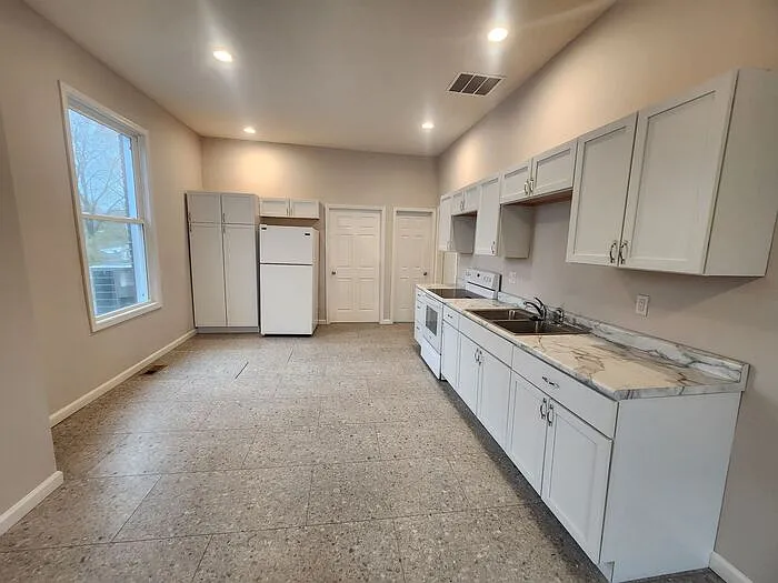 2 bed, 1.0 bath, 660 sqft, $900 — Photo 3