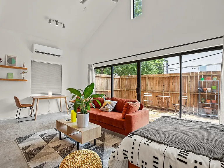 2111 E 8th St #ADU — Photo 1