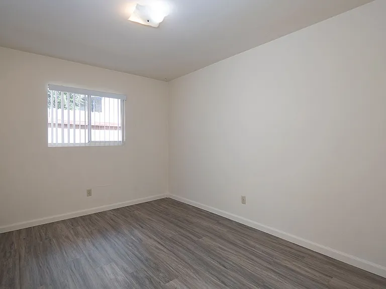 904-910 Agate Street — Photo 9