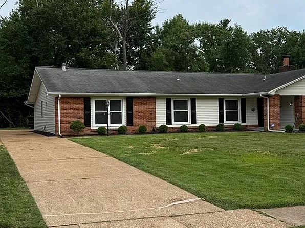 502 Iron Lantern Dr, Ballwin, MO 63011