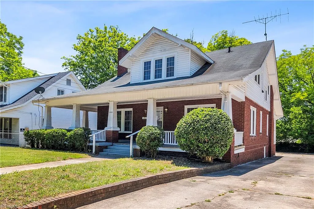 4 bed, 2.5 bath, 2205 sqft, $1,800 — Photo 3