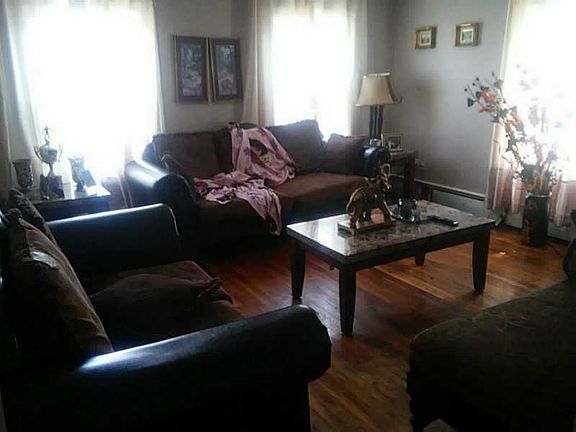5th image of 174 Woodbury St