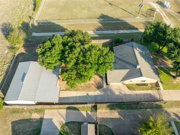 221 Coventry Dr, Hewitt, TX 76643