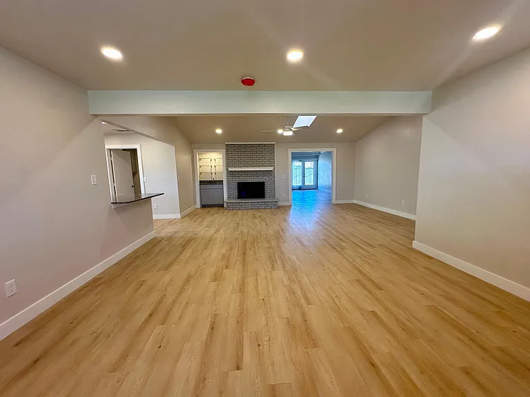 2922 Berkshire Dr — Photo 2
