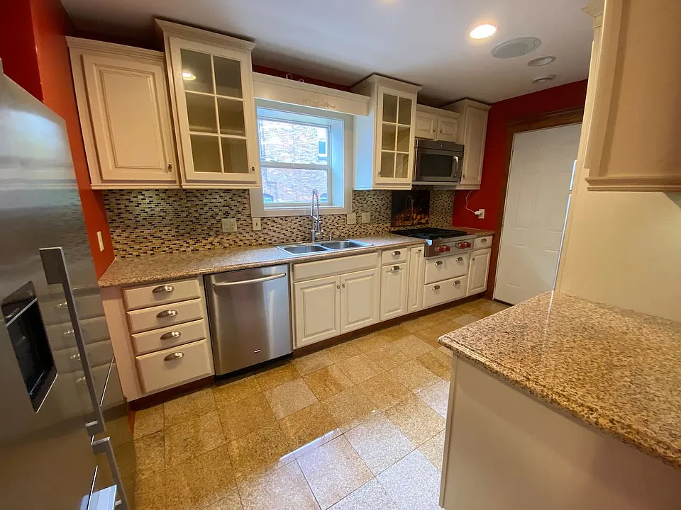 821 E 1st St #3