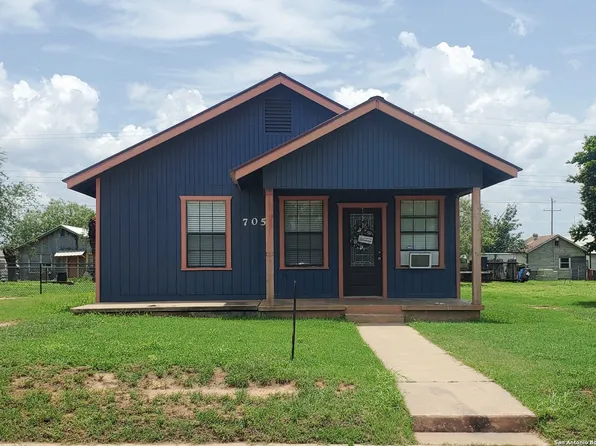 705 Carrizo, Cotulla, TX 78014