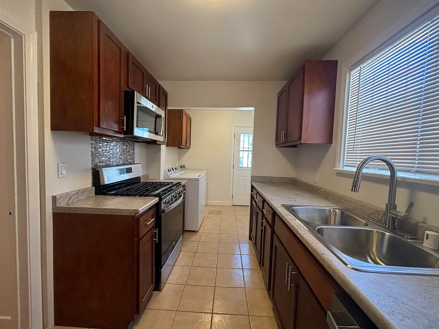 3 bed, 1036 sqft, $4,000 — Photo 3