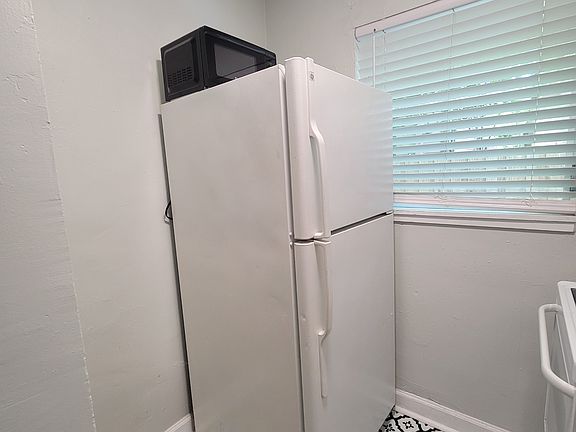 5th image of 820 8th Ave S APT I