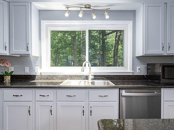 4th image of 326 Bywood Dr