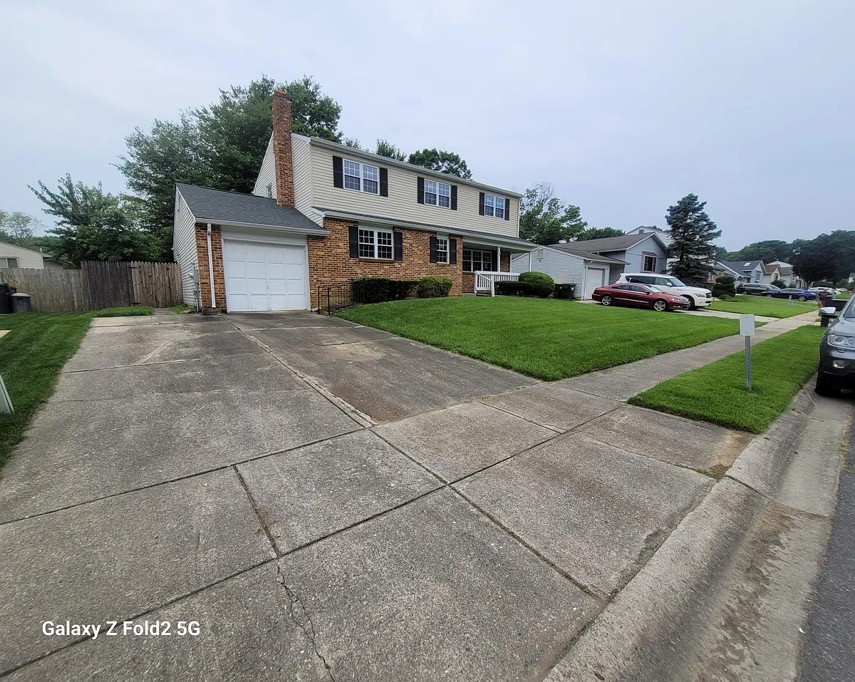 FRONT OF THE HOUSE - 25 Spectrum Dr