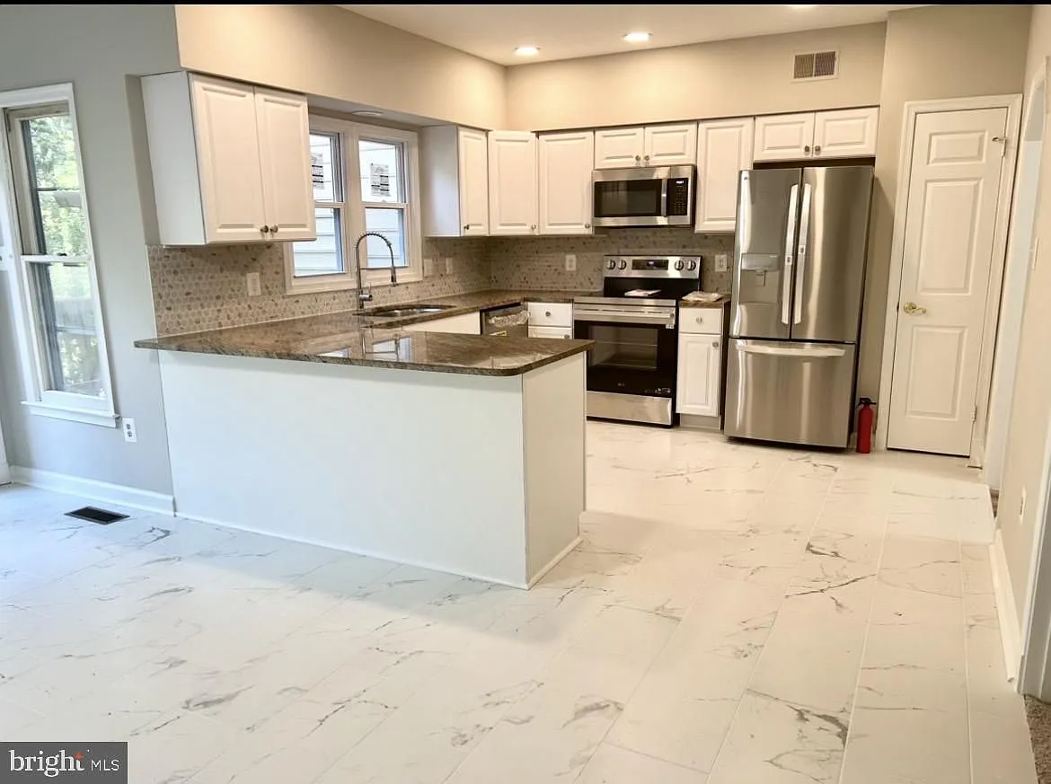 3 bed, 3.5 bath, 1716 sqft, $3,400 — Photo 1