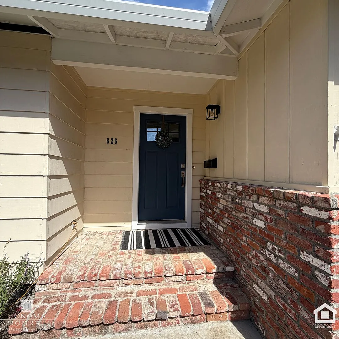 2BD/2BA Corner-Lot Home Furnished or Unfurnished — Photo 2