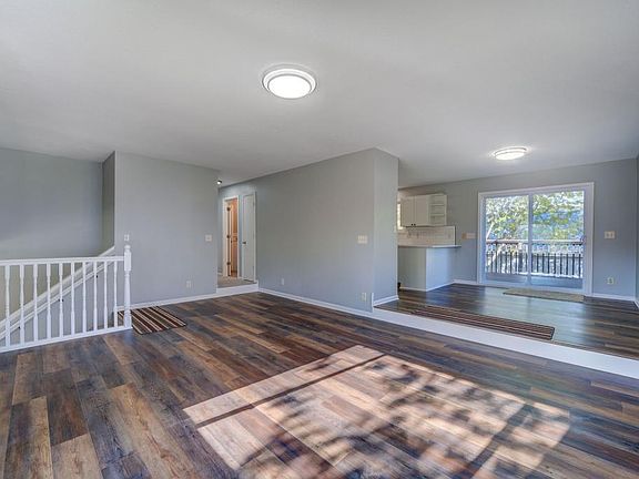 4th image of 557 14th Ave N