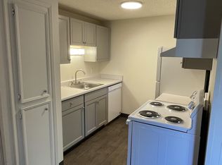 2 bed, 748 sqft, $1,300, Portland, OR 97202
