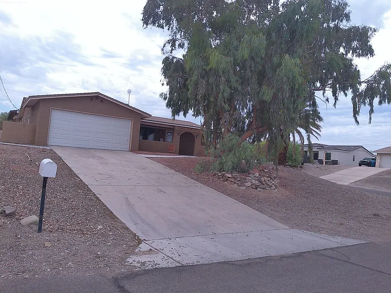 1640 Emerald Dr — Photo 1