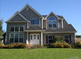 7 Daffodil Ln, Lake Grove, NY 11755