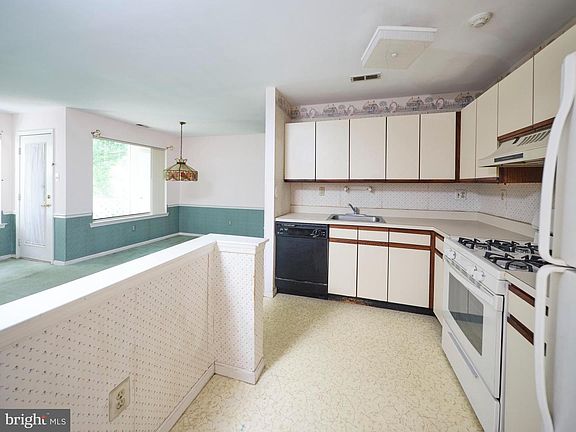 3rd image of 815 Diamond Dr