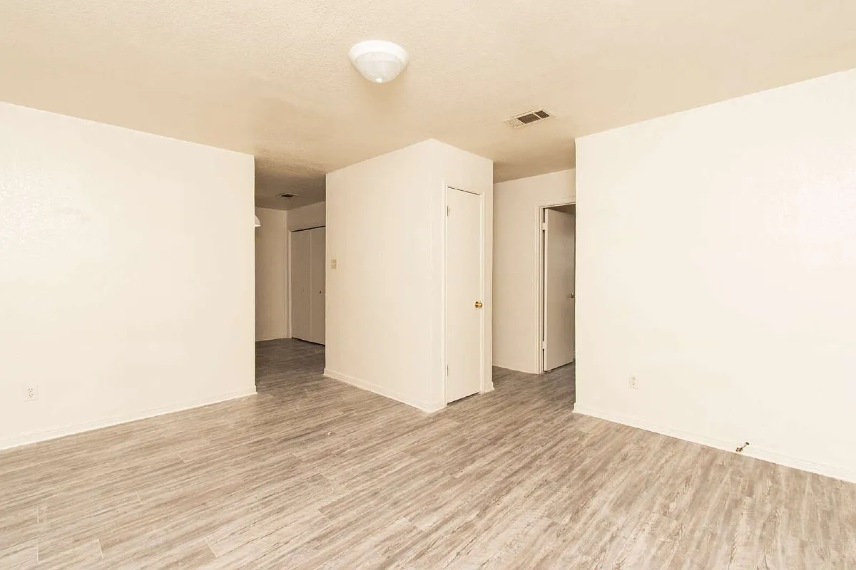 Building Photo - 1703 Cedarhill Dr #C