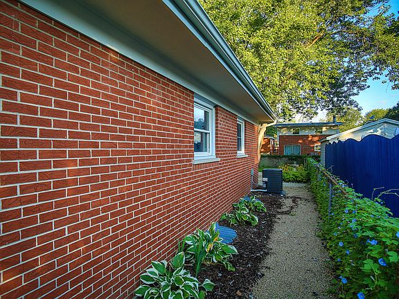 3rd image of 304 N Park Dr