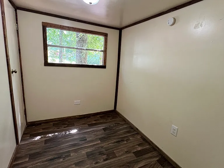 111 Gloria Ln — Photo 5