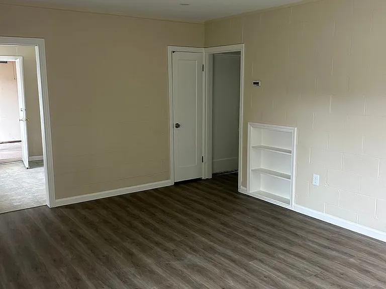 1032 Northwood Dr — Photo 3