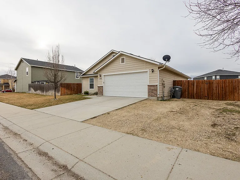 143 E Rose Lake Dr — Photo 4