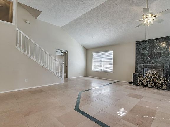 3rd image of 2253 Chapman Dr