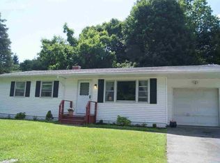 8 Peacock Ln, Poughkeepsie, NY 12601