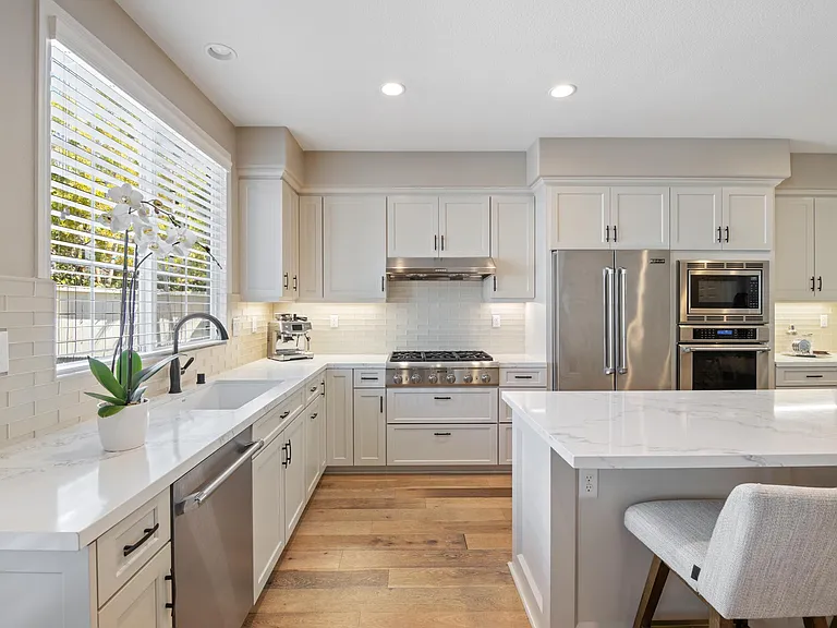 650 Sandside Ct — Photo 12