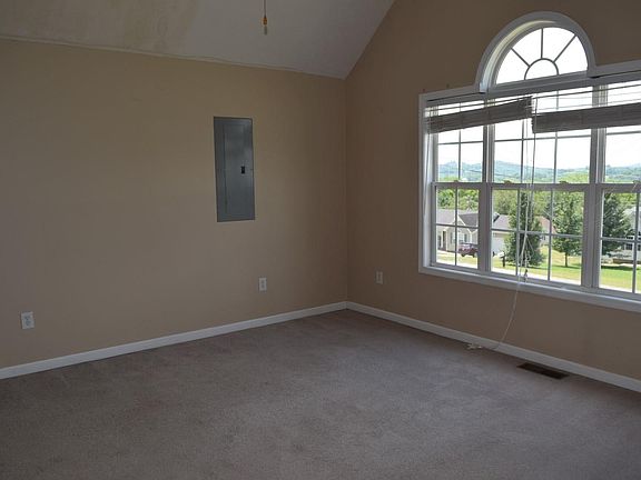 4th image of 109 Fort Cir