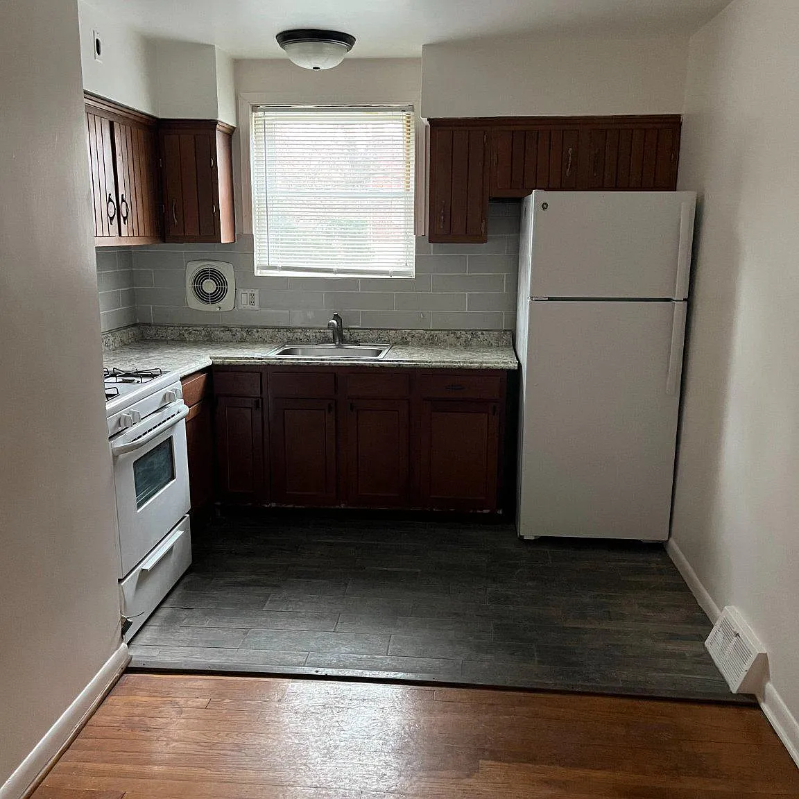 1 bed, 1.0 bath, 1440 sqft, $1,050 — Photo 2