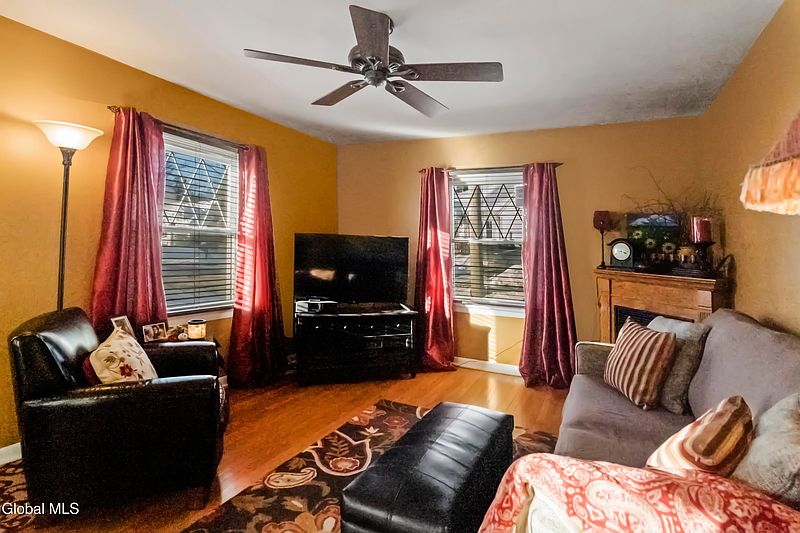 4th image of 2 Hillside Drive