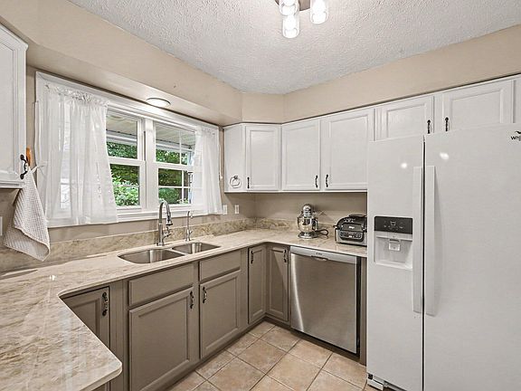 5th image of 226 Embury Dr
