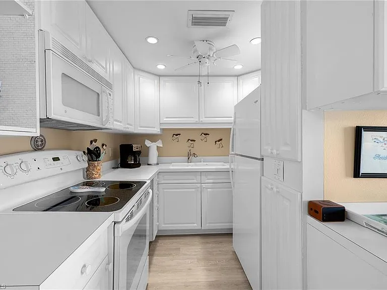 140 Seaview Ct #S902 — Photo 6