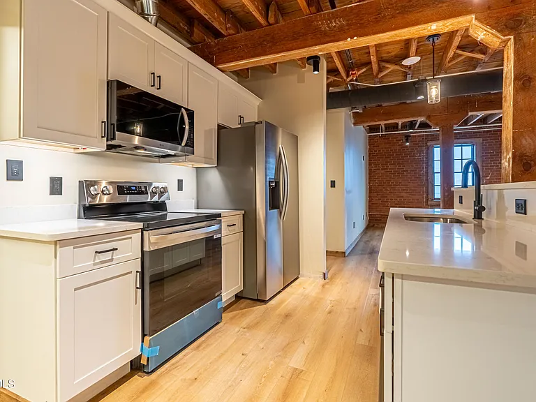 453 E Main St — Photo 6