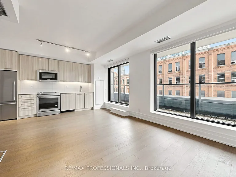 90 Niagara St #311 — Photo 3