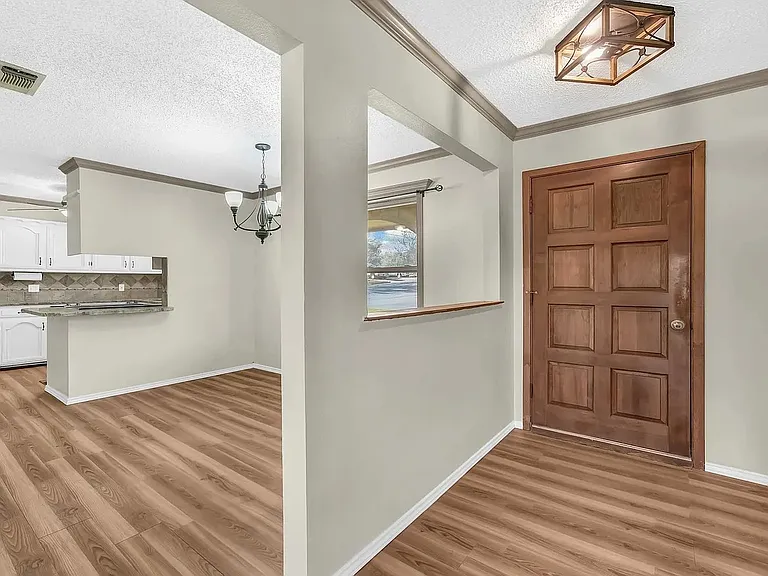 1111 Vivienne St — Photo 2