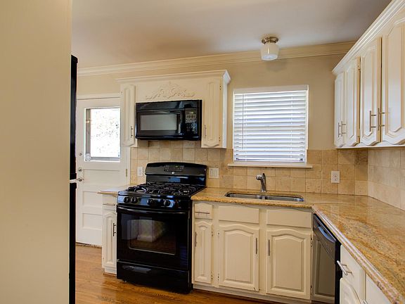 Kitchen features Gas Range