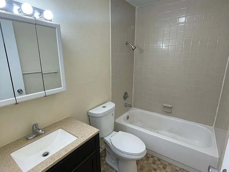 Abbott Acres Apartments — Photo 38