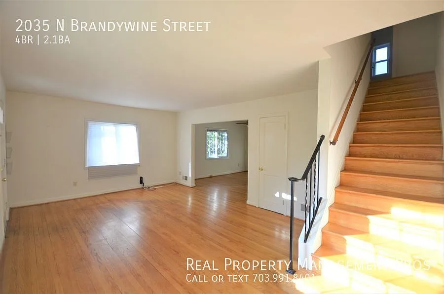 Charming End Unit with Loft- N Arlington! — Photo 2