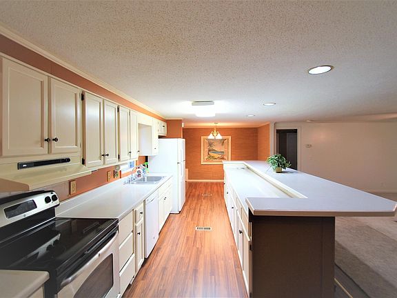 3rd image of 2090 Stephenson Rd