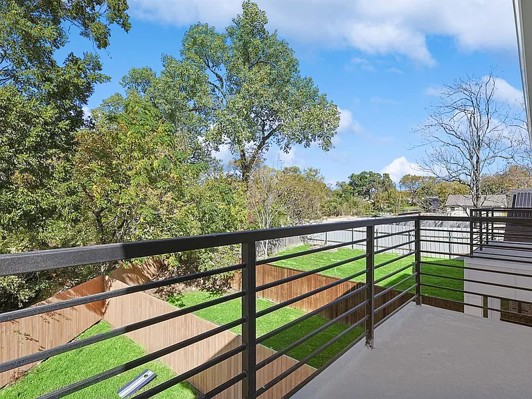 2347 Kings Rd — Photo 24