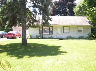 2190 Highfield Rd, Waterford, MI 48329