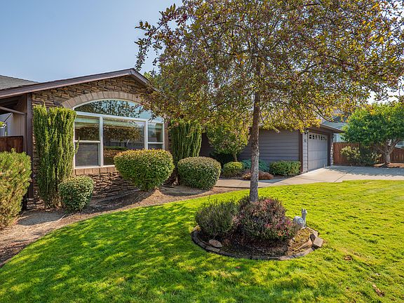 3rd image of 932 SW Princess Cir